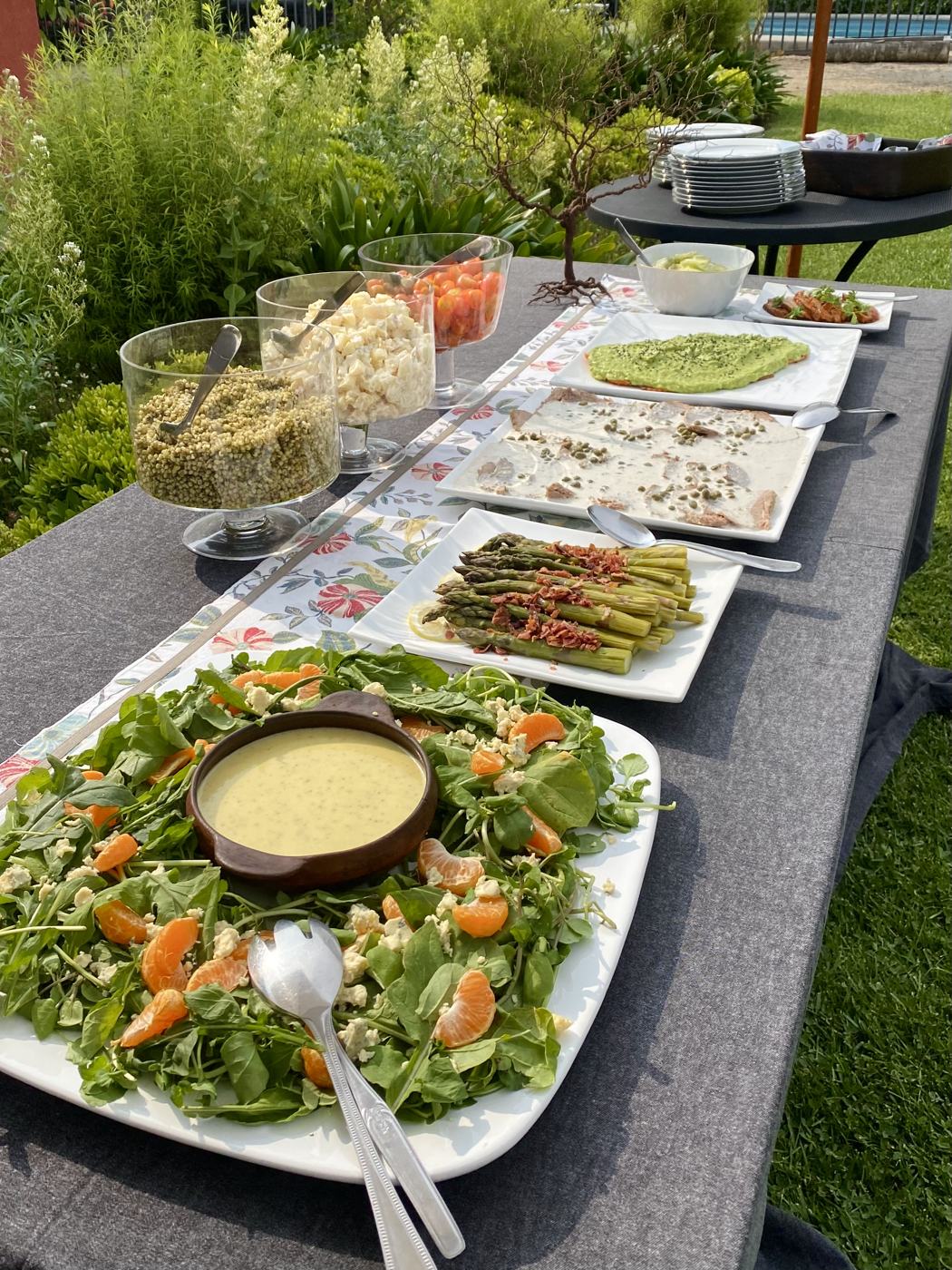 Buffet de ensaladas en el jardín