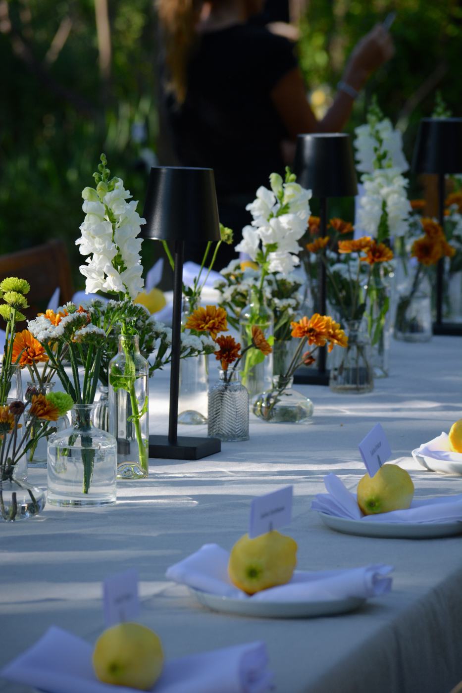 Mesa de matrimonio con flores y limones