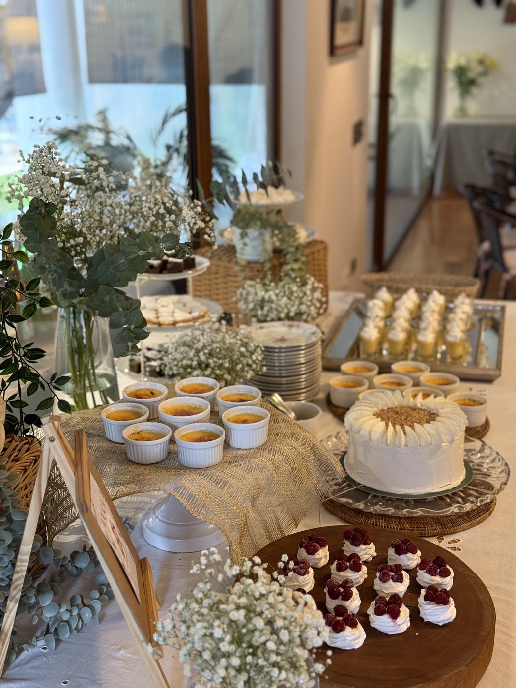 Mesa dulce con torta, postres en shot y merengues