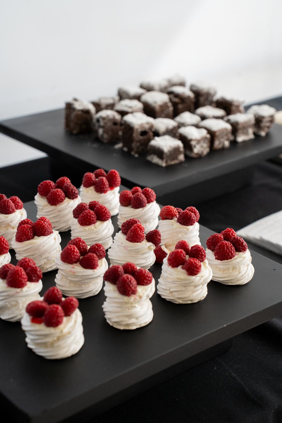 Mini pavlovas con frambuesas y brownies