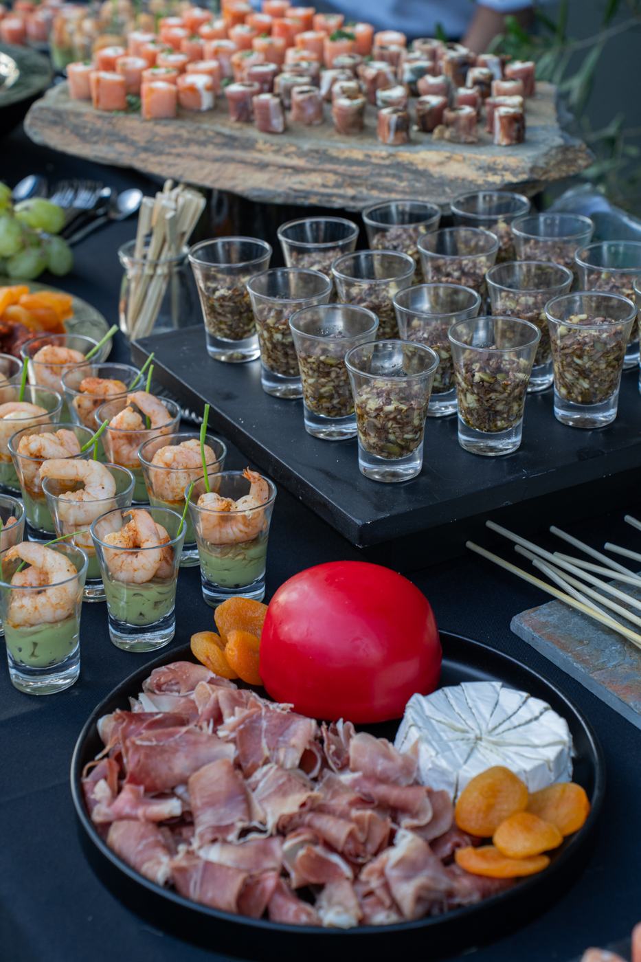 Verrines de camarón, tabla de jamón serrano y quesos